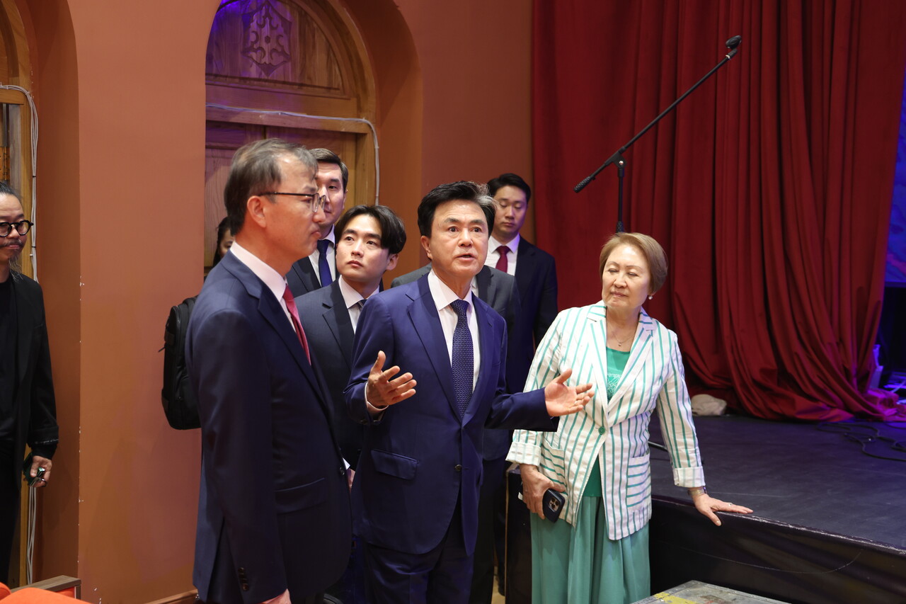 김 지사는 홍범도 장군이 수위장으로 근무했던 고려극장을 방문해 고려인협회와 교류 협력 확대 방안 등을 논의했다. 충남도 제공. 