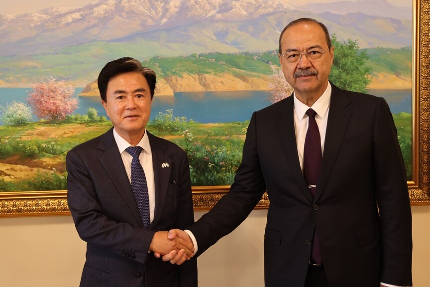 김 지사의 우즈벡 방문 소식을 접한 압둘라 아리포프 국무총리(오른쪽)는 긴급 면담을 요청하고 경제, 교육, 인적 교류 상생 발전 방안을 나눴다. 두 사람은 우즈벡 유학생 유치에 힘을 모을 계획이다. 충남도 제공. 