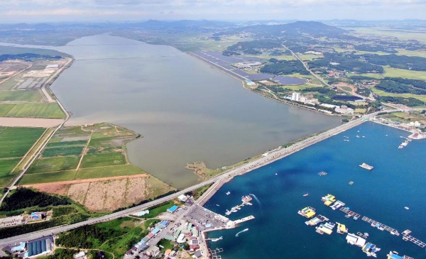 천수만(아래)과 극명한 대조를 이루는 부남호(위쪽) 모습. 자료사진. 