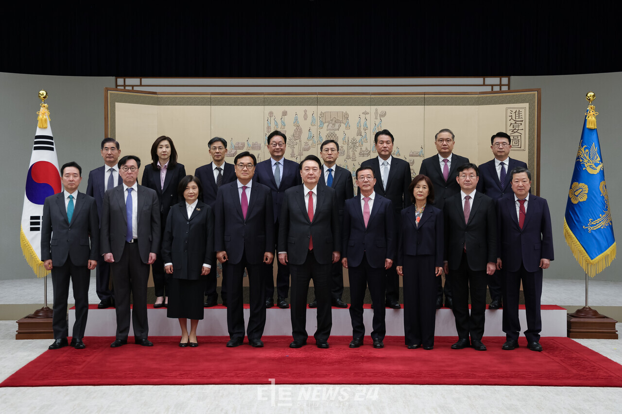 윤석열 대통령이 10일 신임 시민사회수석으로 전광삼 전 시민소통비서관을 임명하며 ‘3기 대통령실 참모진’ 구성을 사실상 마무리했다. 지난달 11일 국가안보실을 제외한 수석비서관급 이상 고위 참모진 전원이 사의를 표명한지 29일 만이다. 사진은 지난 24일 비서실장과 정무수석 임명장 수여식 후 기념촬영 모습. 대통령실 제공. 