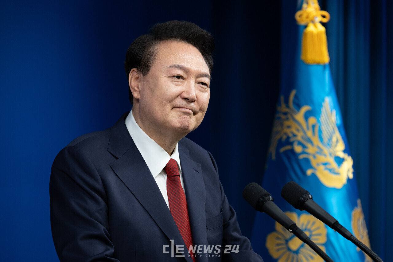 윤석열 대통령 충청권 지지율이 22%를 기록한 여론조사 결과가 나왔다. 윤 대통령이 취임 2주년 기자회견에서 거부권 행사를 암시한 ‘채상병 특검법’에는 60%가 도입 필요성을 응답했다. 사진은 지난 9일 윤 대통령이 취임 2주년 기자회견을 갖는 모습. 대통령실 제공.