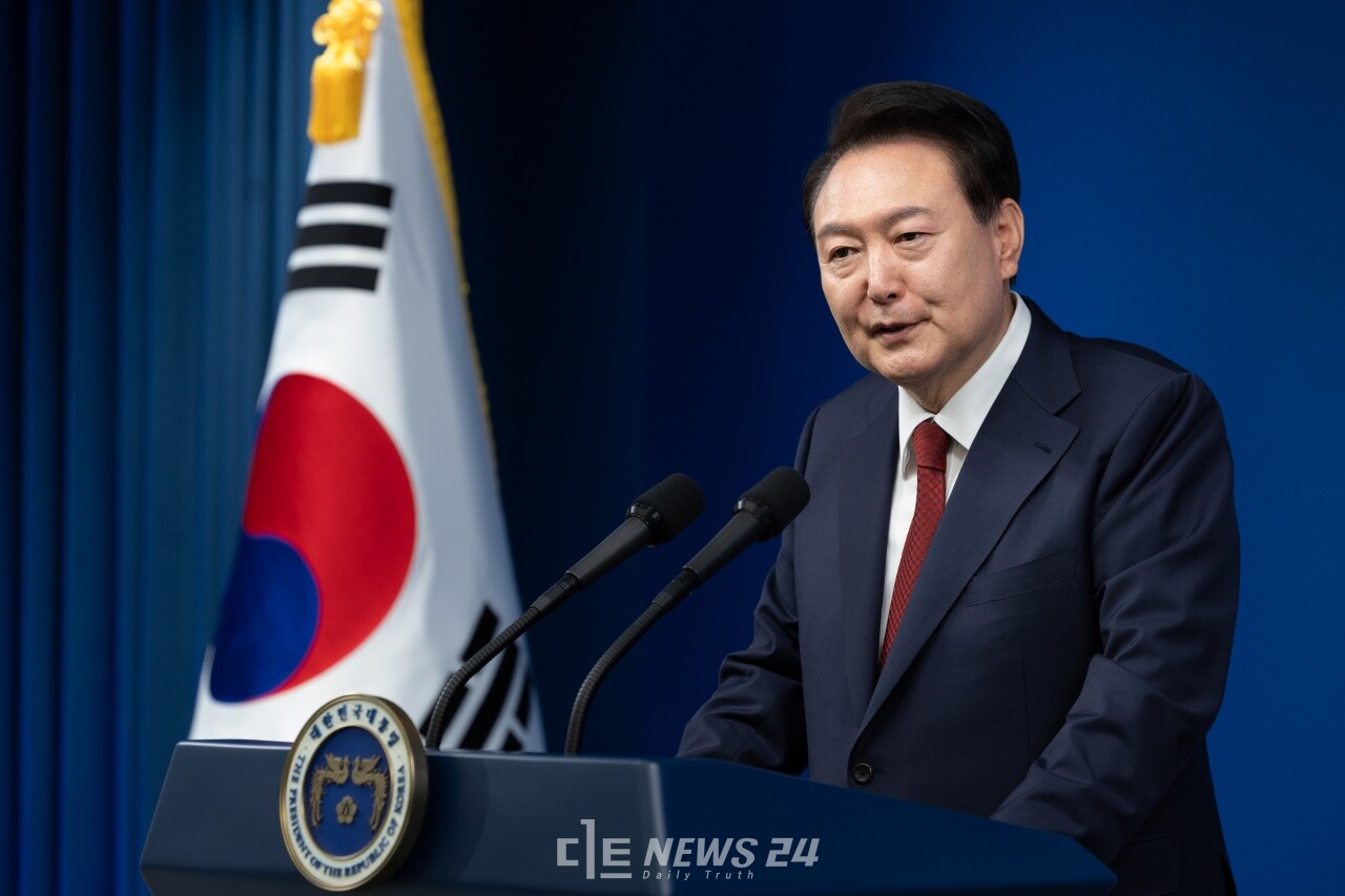 윤석열 대통령은 지난  9일 취임 2주년 기자회견에서 채 해병 특검법과 관련해 “수사 결과를 보고 봐주기 의혹이나 납득이 안 된다면 그때 제가 먼저 특검을 하자고 주장하겠다”고 말했다. 대통령실 제공.