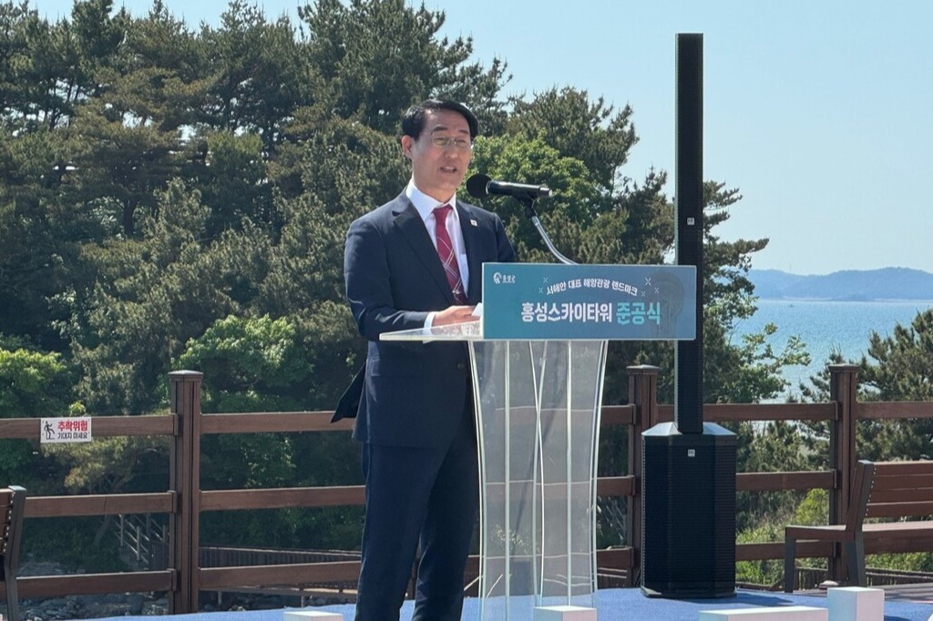 홍성스카이타워가 14일 정식 개장을 앞둔 가운데 13일 오후 준공식이 개최됐다. 이용록 군수는 이 자리에서 "해한민국 해안 관광지도를 바꿔놓을 것"이라고 자부심을 드러냈다. 김다소미 기자. 