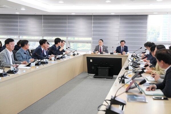 천안시는 오는 7월 조직개편 통해 정책기획과에 인구정책팀을 이관하는 등 컨트롤타워 역할을 강화한다고 밝혔다. 천안시 제공