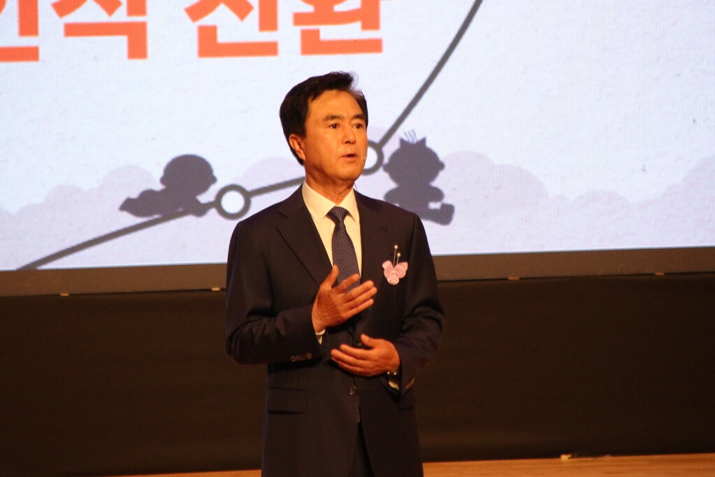 김태흠 충남지사가 14일 오전 도청 문예회관에서 열린 ‘힘쎈충남 풀케어 돌봄정책 업무협약식’을 열고 파격적인 정책 계획을 설명했다. 김다소미 기자. 