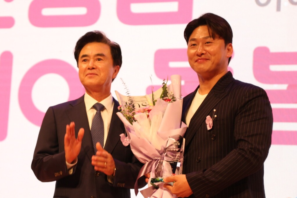 충남 천안출신의 다둥이 아빠 배우 오대환이 충남 저출생 정책 홍보대사로 위촉됐다. 김 지사는 이날 "미혼보다 기혼 혜택이 더 많아져야 한다"고 강조했다. 김다소미 기자. 