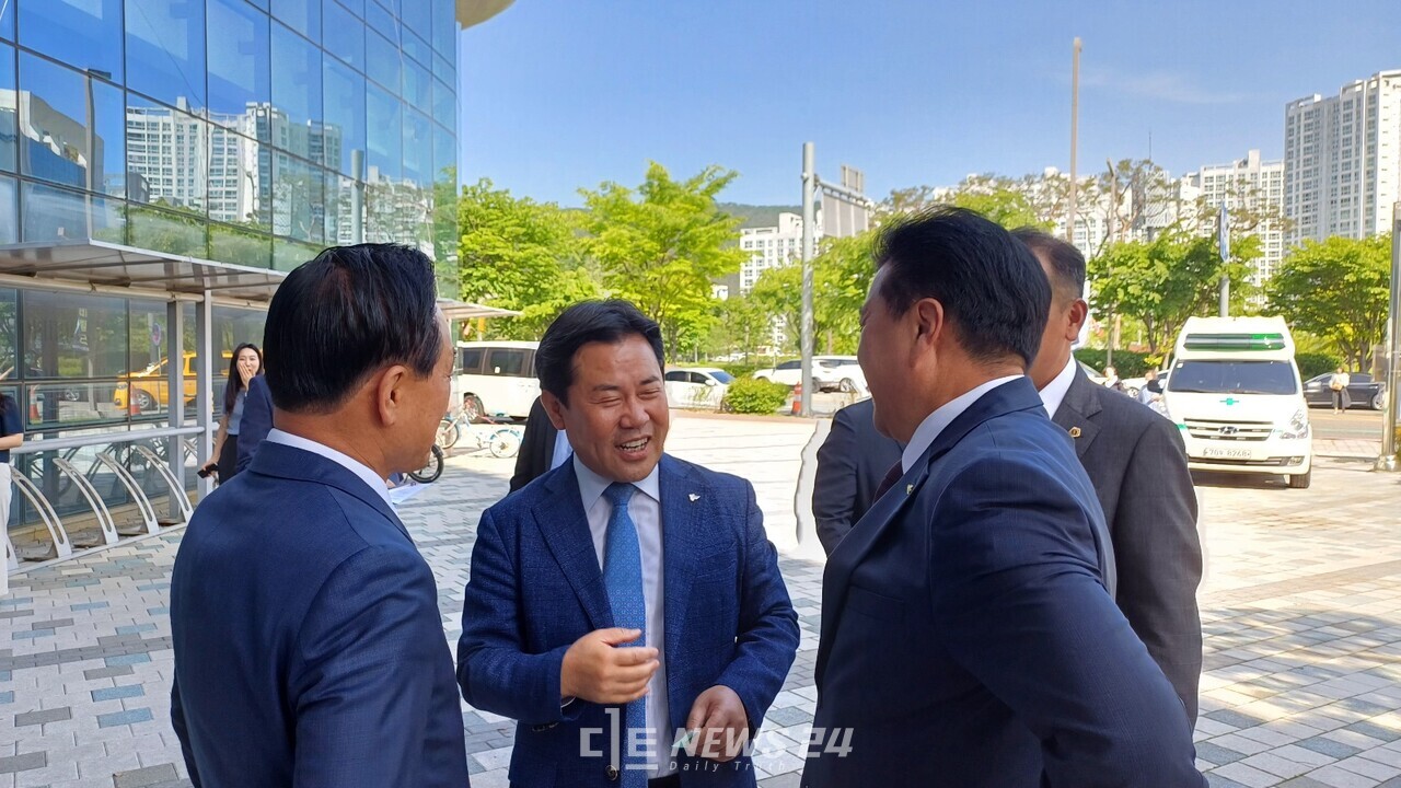 박정현 부여군수가 현행 '저출산 정책'의 아쉬움을 표하며 과감한 정책 개선이 이뤄져야 한다고 주장했다. 또 사회적 박탈감과 상실감이 청년들이 결혼을 기피하는 현상으로 이어지고 있다고 지적했다. 김다소미 기자. 