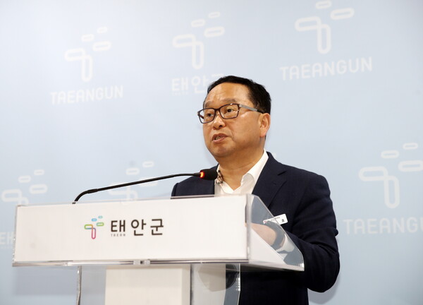 태안군이 올해 이원면권역과 근흥면권역에 신규로 일반농산어촌개발 사업을 벌인다. 조규호 군 주민공동체과장이 14일 사업을 설명하고 있다. 사진=태안군