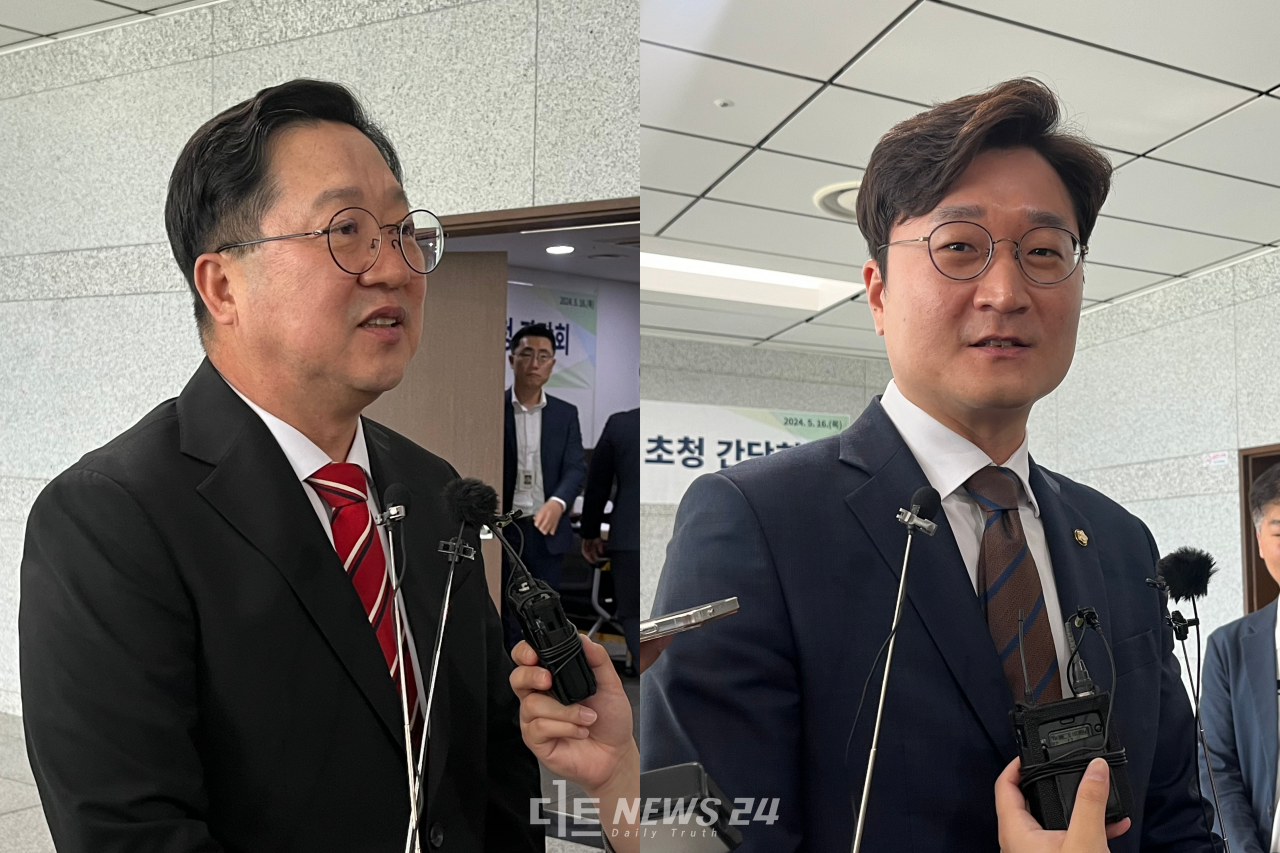 16일 오전 한국철도공사 회의실에서 열린 ‘제22대 국회의원 당선자 조찬간담회’ 직후 이장우 대전시장(왼쪽)과 장철민 국회의원이 백프리핑을 하는 모습. 유솔아 기자. 