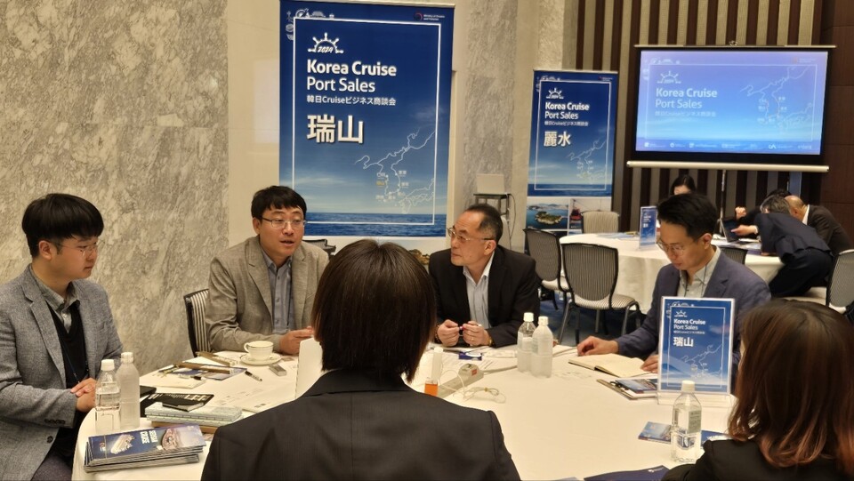 충남 서산시가 16일 일본 도쿄 더 프린스파크 타워 호텔에서 열린 크루즈 포트세일즈에서 준모항 및 기항 크루즈선 유치를 위해 홍보 마케팅을 펼치고 있다. 서산시