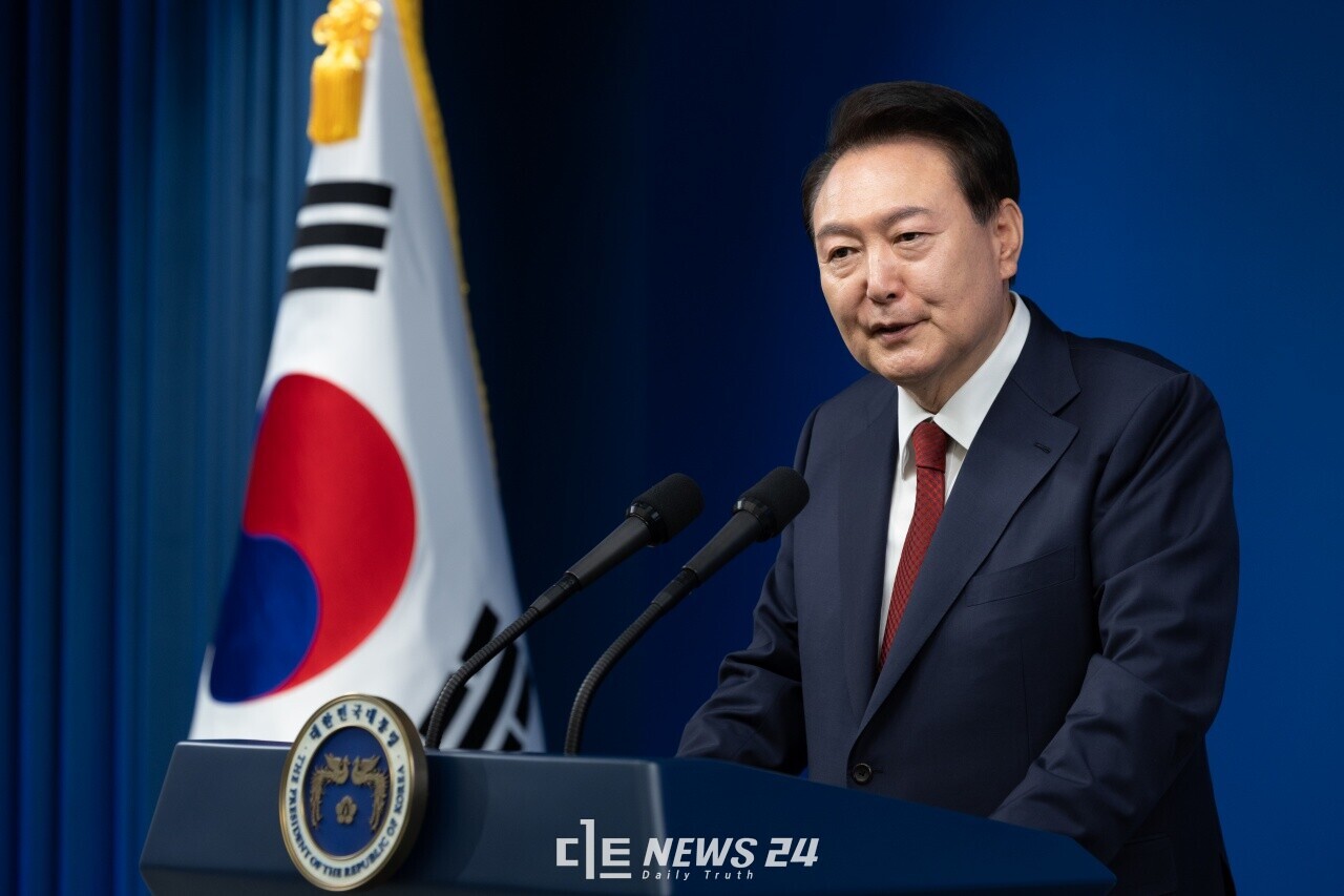 윤 대통령 역시 지난 9일 취임 2주년 기자회견에서 채 해병 특검법 거부권 행사를 시사했다. 당시 “수사 결과를 보고 봐주기 의혹이나 납득이 안 된다면, 그때 제가 먼저 특검을 하자고 주장하겠다”고 말했다. 대통령실 제공.