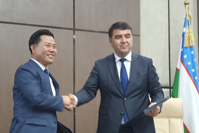 박정현 부여군수(왼쪽)가 지난해 우즈베키스탄 나망간주 압두라자코프 샤브카트 주지사(오른쪽)와 선진농업을 기반으로 한 상호교류 양해각서를 체결했다. 양 기관은 올해부터 향후 10년간 나망간주 현지에  'K-부여굿뜨래특화단지'를 조성하고 기술, 인력 등을 공유키로 했다. 김다소미 기자. 