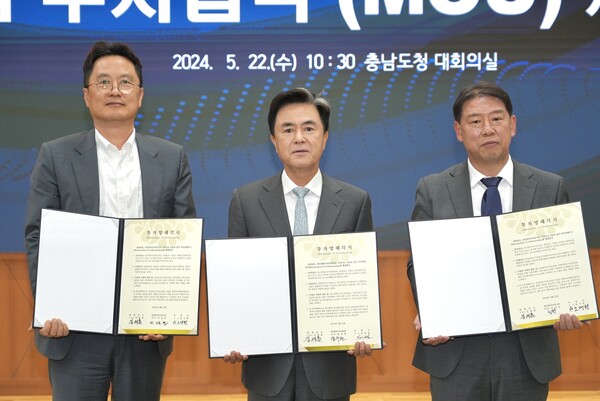 화장품 원료 제조에 독보적인 기술력을 자랑하는 선진뷰티사이언스가 서천 장항국가산단에 230억 원을 투자한다. 왼쪽부터 선진뷰티사이언스 이성호 대표이사, 김태흠 충남도지사, 노태현 서천군부군수.  사진=서천군