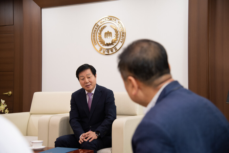 김정겸 충남대 총장이 김도운 디트뉴스24 편집국장과 인터뷰중인 모습. 