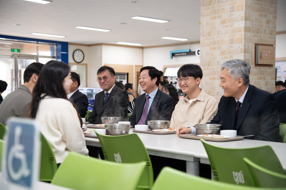 지난 4월 김정겸 충남대 총장이 취임 첫 일정으로 학생 자치 기구와 점심을 함께 하는 모습. 