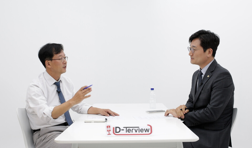 ​22대 총선에서 당선된 장철민 국회의원(민주, 대전 동구)이 디트뉴스 인터뷰 'D-terview'에 응하고 있다. 최찬룡 PD. 