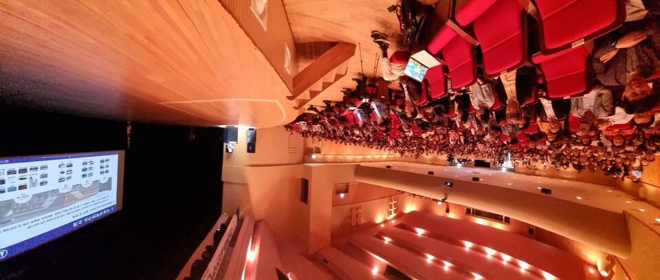 국방과학연구소가 22일 태안문화예술회관에서 미래항공연구센터 주민설명회를 연 가운데 주민들이 설명을 듣고 있다. 사진=한남희 기자