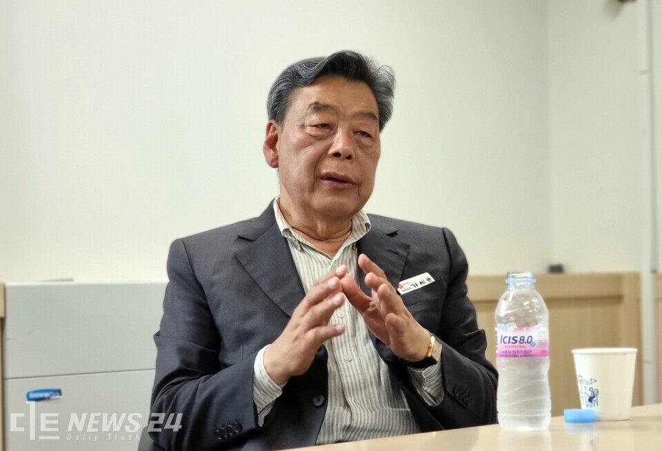 가세로 태안군수가 22일 군청 브리핑룸을 들러 미래항공연구센터 관련 입장을 밝히고 있다.  사진=한남희 기자