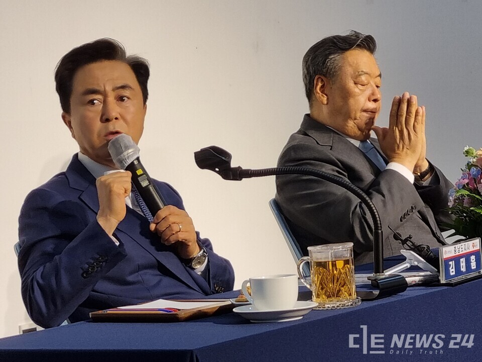 김태흠 충남지사(왼쪽)가 24일 태안을 찾은 자리에서 가세로 태안군수와 함께 기자들의 질문에 답하고 있다.  사진=한남희 기자