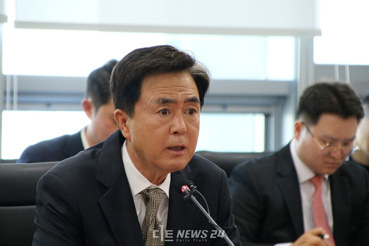 김태흠 충남지사가 27일 개인 SNS를 통해 '채상병 특검법'을 공개 찬성한 안철수 의원을 재차 비판했다. "능력도 안되면서 대통령 꿈만 꽃지 말고 자기 자신을 성찰하는 것이 우선"이라고 직격했다. 김다소미 기자. 