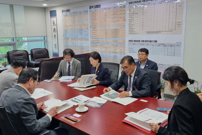 김기웅 서천군수가 24일 한화진 환경부 장관을 만나 지역 현안 사업을 설명하고 있다.  사진=서천군