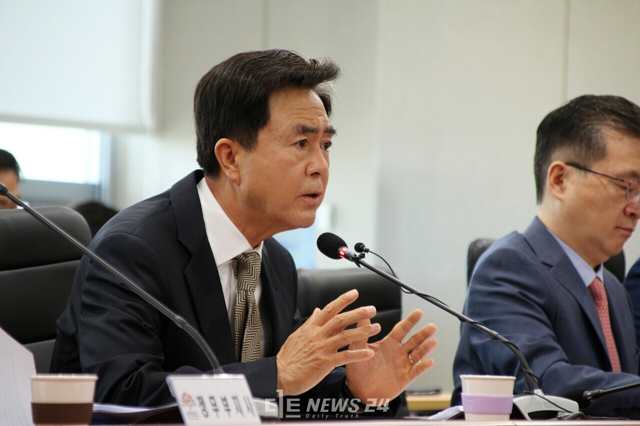 김태흠 충남지사가 27일 열린 실국원장회의에서 단계별로 폐지될 '태안석탄화력발전소'와 관련해 지난 민선7기 도정을 비판했다. 지역 경제 위축은 불보듯 뻔한 상황에서 대책 없이 폐지만 발표했다는 이유에서다. 김다소미 기자. 