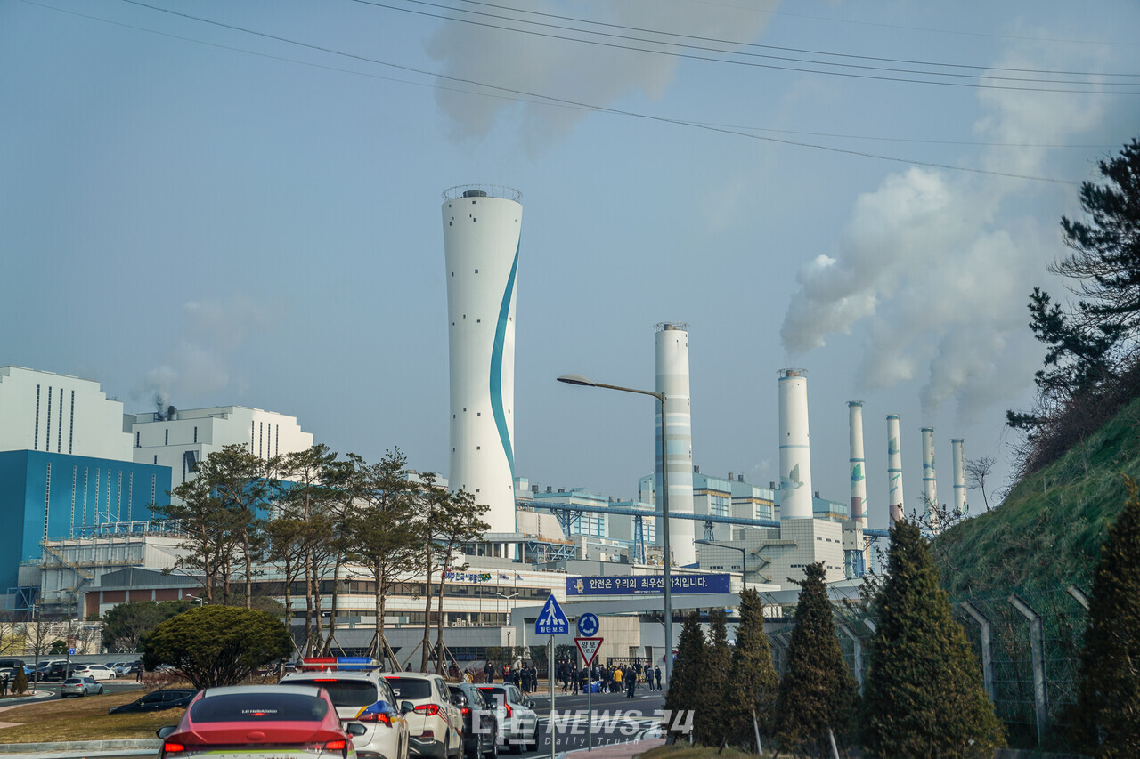 태안에는 10기의 석탄화력발전소가 있는데 내년 1·2호기를 시작, 2032년 5·6호기까지 모두 6기를 차례로 폐지할 계획이다. 태안화력발전소 전경. 자료사진.