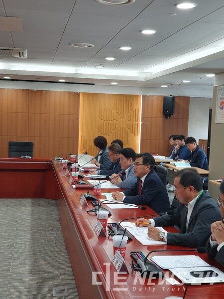 충남도는 27일 전형식 도 정무부지사와 안호 산업경제실장, 박경찬 태안부군수, 중앙협력본부, 충남연구원, 일자리경제진흥원, 한국서부발전 관계자 등 20여 명이 참석한 가운데 전담팀 첫 회의를 열었다.