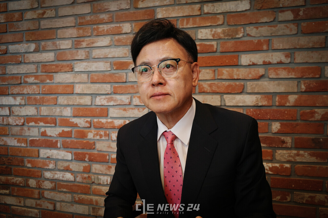 4선 중진 이명수 국회의원이 29일 21대 국회의원 임기를 마치고 정치권을 떠난다. 디트뉴스는 16년 의정활동을 마무리하는 이 의원을 만나 소회를 들었다. 황재돈 기자.