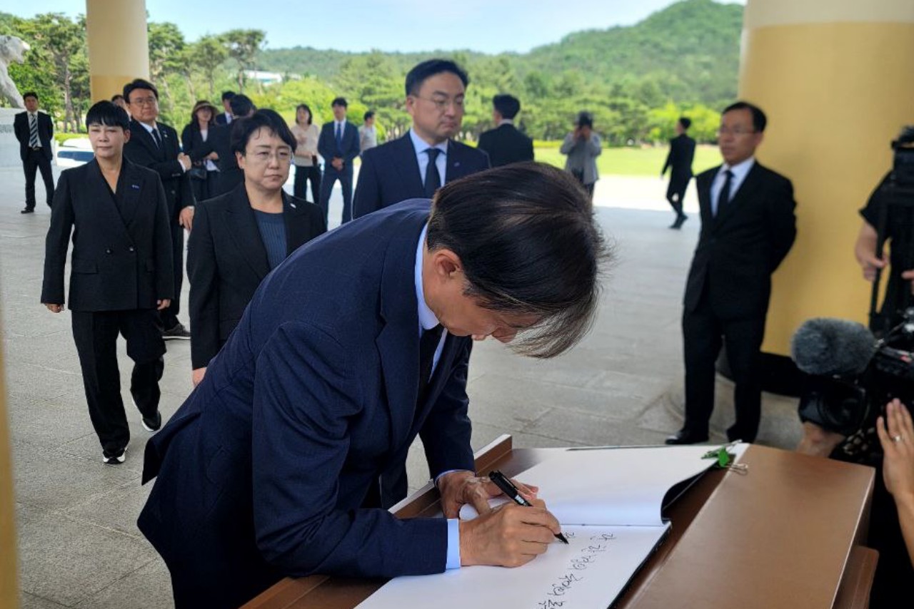 조국 조국혁신당 대표가 29일 국립대전현충원을 찾아 ‘채상병 특검법’ 22대 국회 재추진 의지를 다졌다. 조국혁신당 제공. 