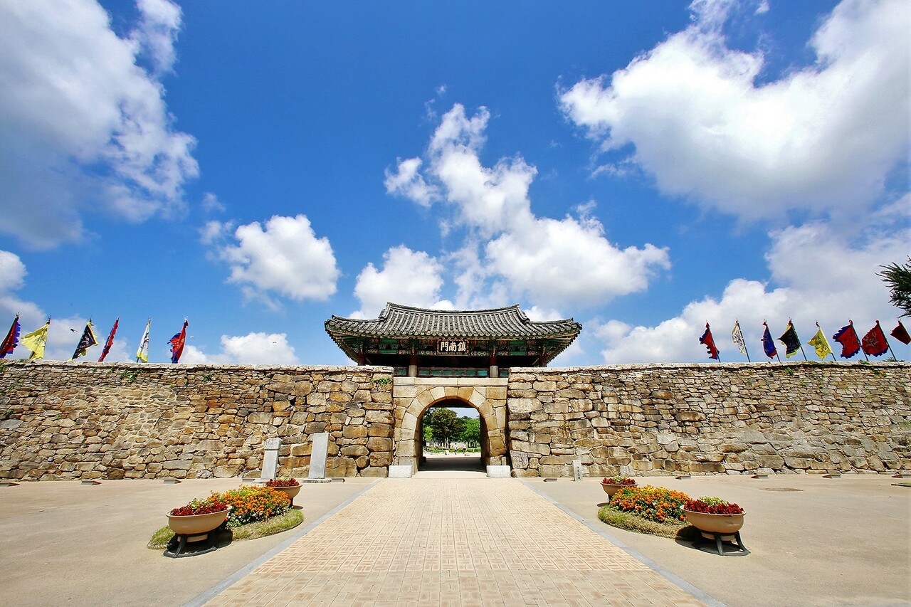 충남 서산시가 다음달 11일 오후 7시 해미국제성지 앞 청년광장에서 교황방문 10주년 기념 ‘KBS 열린음악회’를 연다. 해미국제성지는 600년 역사를 간직한 우리나라 석조축성기술을 대표하는 고성이다.  사진=서산시