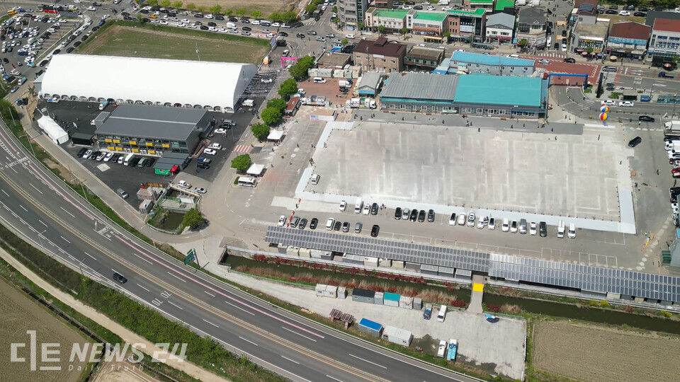 서천군은 지난달 문을 연 임시특화시장 남측 공간(태양광 발전기 방향)에 다음달 7일부터 2·7일 임시오일장을 운영한다.  사진=서천군