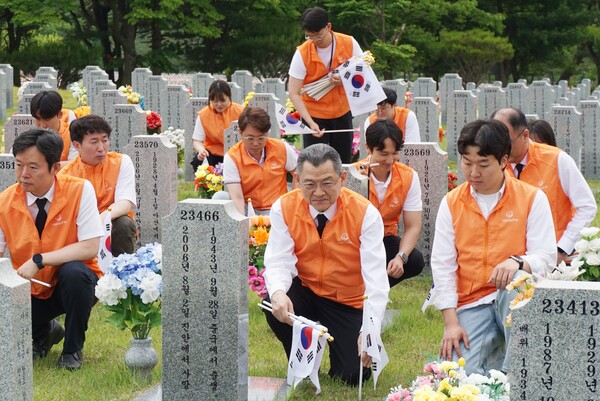 한화그룹 충청지역 봉사단이 6월 호국보훈의 달을 앞두고, 5월 30일 국립대전현충원에서 태극기 교체 등 봉사활동을 하고 있다.