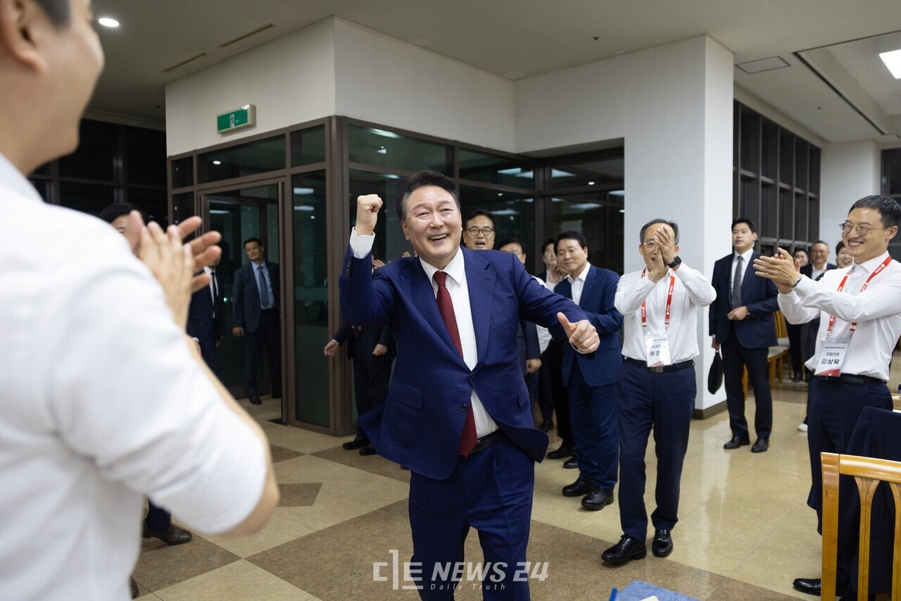 윤석열 대통령이 지난 30일 충남 천안에서 열린 국민의힘 국회의원 워크숍에 참석해 어퍼컷 세리머니를 하고 있다. 대통령실 제공.