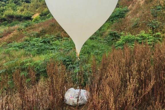부여 임천 점1리에서 발견된 오물 풍선 모습. 주민의 신고로 발견됐다. 독자제공. 