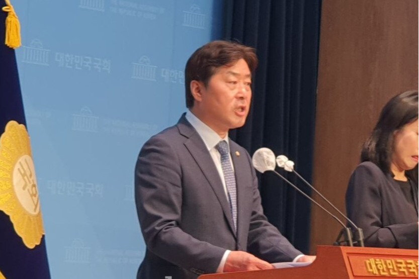 더불어민주당 조직사무부총장인 황명선 의원이 3일 국회 소통관에서 기자회견을 열어 오는 5일까지 국회 전반기 원구성 마무리를 촉구했다. 황 의원실 제공. 