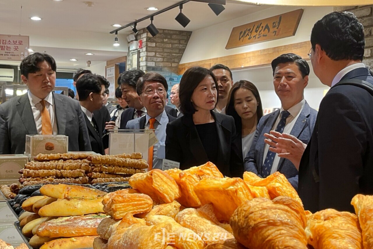 개혁신당 지도부가 5일 최고위원회의를 마친 뒤 성심당 대전역사점을 방문, 현안을 청취했다. 유솔아 기자. 