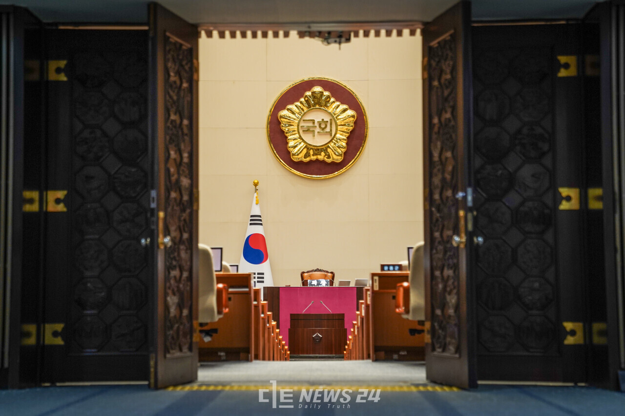 22대 국회 첫 본회의가 5일 열렸다. 국민의힘은 야당 독단적 의사일정에 반발해 본회의 참석을 거부했고, 더불어민주당을 포함한 범야권 192명만이 참석했다. 참석자는 전반기 국회의장으로 우원식 의원을 선출했다. ⓒ황재돈 기자. 