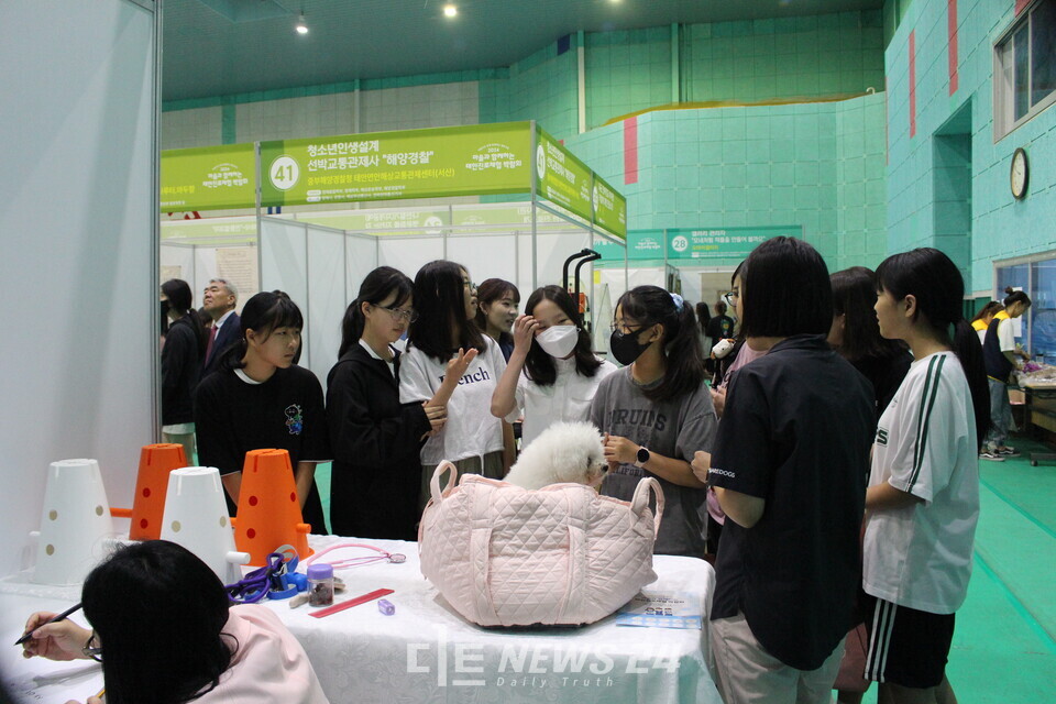 충남 태안교육지원청은 11일부터 이틀동안 태안군민체육관에서 지역 초중생 870여 명이 참가한 가운데 '2024 마을과 함께하는 태안진로체험박람회'를 개최했다. 사진=태안교육지원청