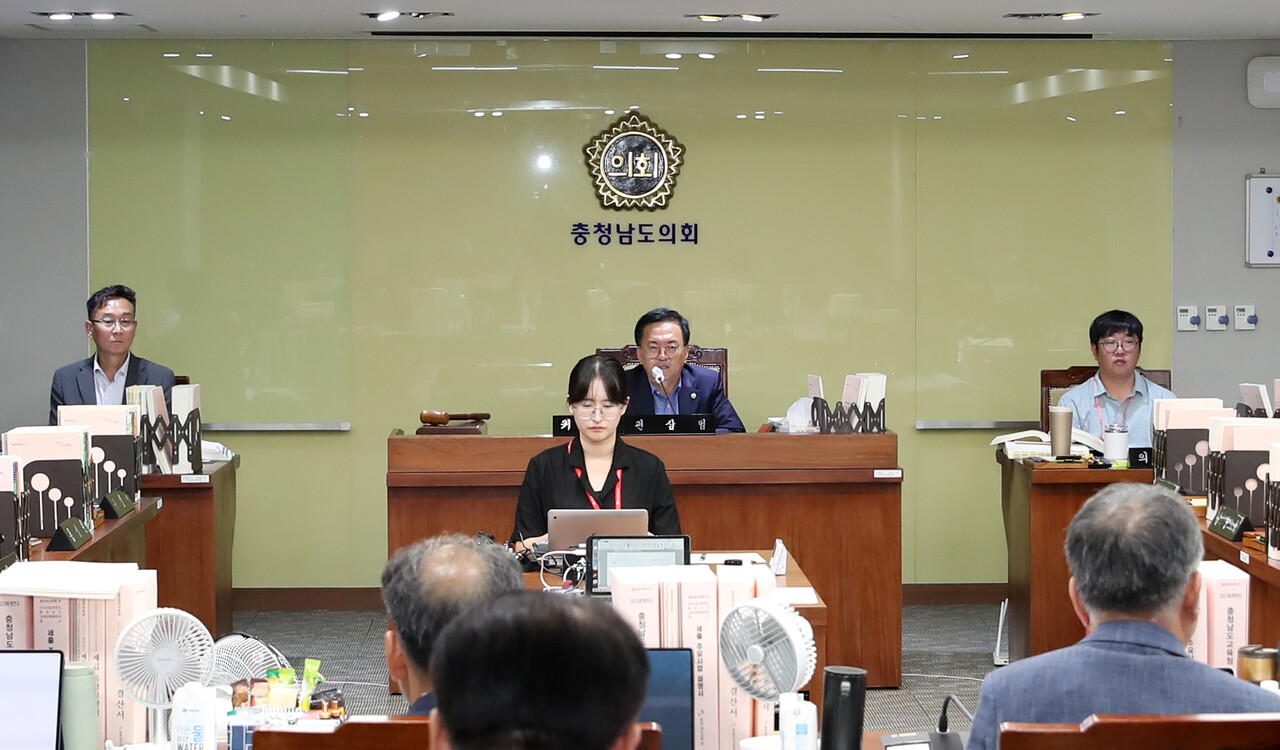 갑질과 반대 개념인 이른바 '을질조례안'이 12일 충남도의회 상임위를 통과했다. 교육위원회 회의 모습. 도의회 제공. 