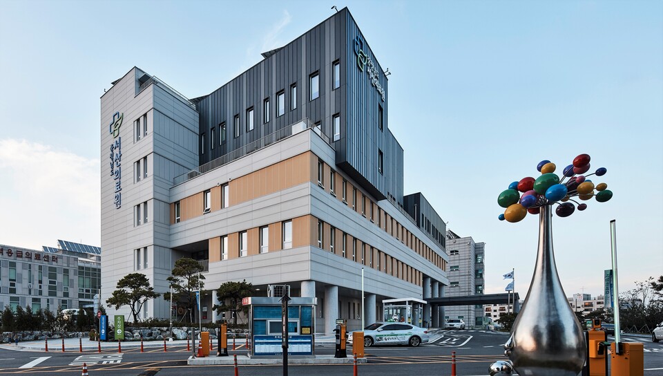 충남 4개 의료원의 적자가 지속되는 가운데 서산의료원의 병상가동률은 전국 2위를 기록하며 회복세를 유지중이다. 반면 천안의료원은 45.7%를 기록, 전국 29위에 머무르고 있다. 지역별 편차를 줄이고 병상가동률 회복을 위한 논의가 필요하다. 서산의료원 전경. 자료사진. 