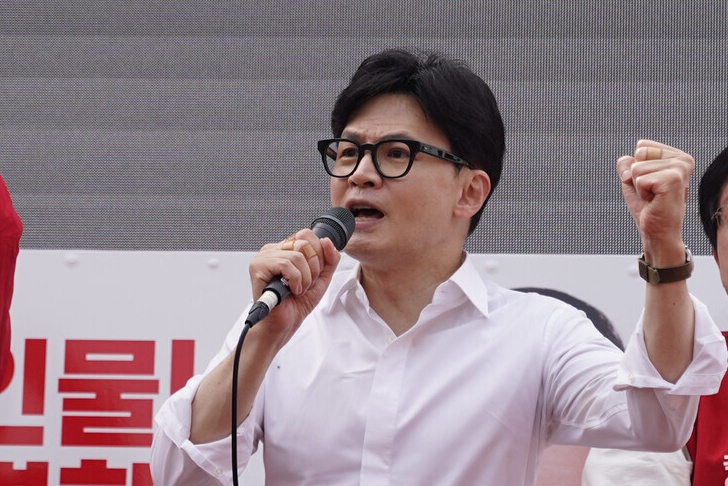 국민의힘 차기 대표 선호도 조사에서 유승민 전 의원과 한동훈 전 비상대책위원장이 접전을 보이는 것으로 나타났다. 다만, 국민의힘 지지층과 보수성향 응답자 조사에선 한 전 위원장이 압도적 지지를 받으며 ‘어대한(어차피 대표는 한동훈)’으로 판세가 굳어지는 분위기다. 자료사진.