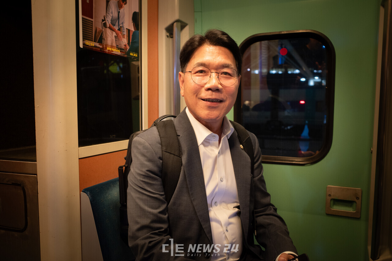이재관 더불어민주당 천안을 국회의원이 17일 오후 9시 38분 천안행 KTX에 올라 디트뉴스24와 인터뷰를 하고 있는 모습. ⓒ황재돈 기자.