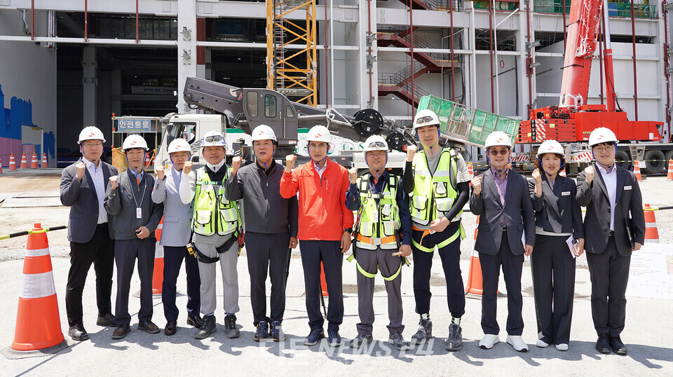 이완섭 서산시장(왼쪽에서 네번째)은 19일 SK온 투자 현장을 방문해 추진 상황을 점검하고 여름철 안전사고 예방을 당부했다. 사진=서산시