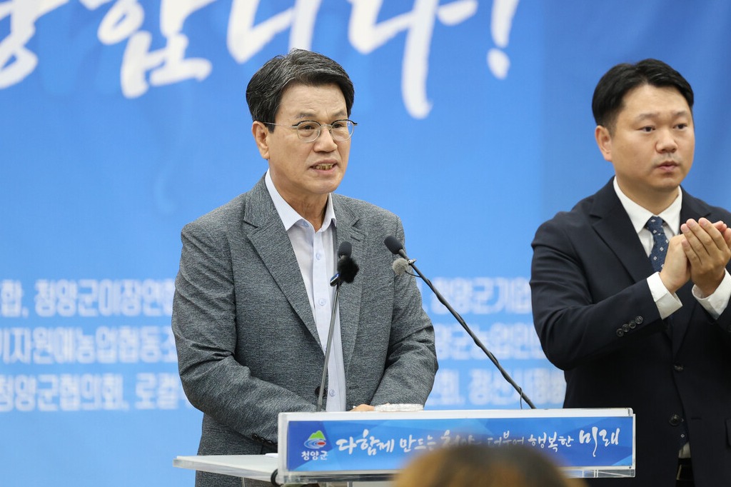 김돈곤 청양군수가 20일 정례브리핑을 통해 "인구소멸 극복을 최우선 목표"로 두겠다고 강조했다. 지난달 인구 3만선이 붕괴된데에 따른 절실함을 드러냈다. 청양군 제공. 