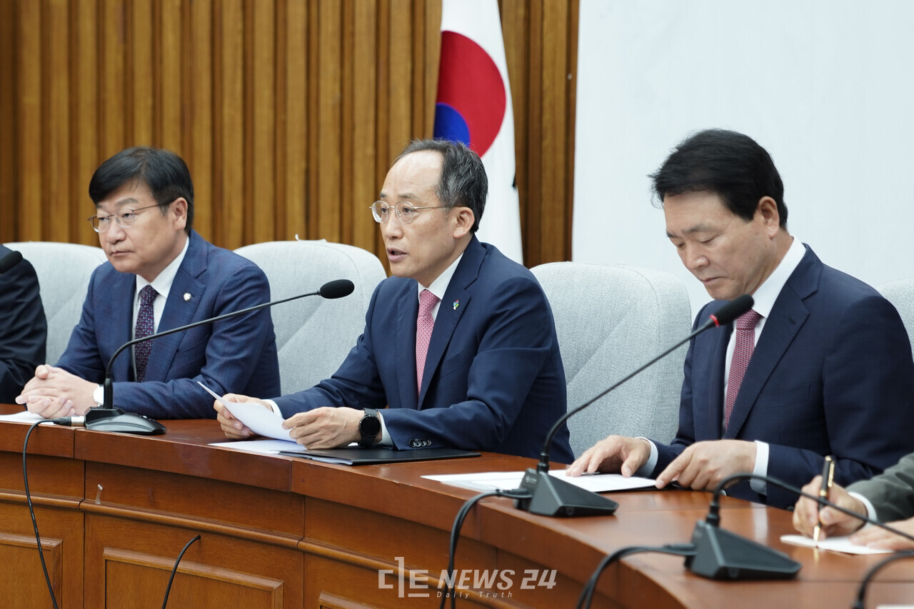 국민의힘이 외통·국방위 등 여당 몫으로 남겨둔 7개 상임위원장 자리를 수용키로 결정했다. 이로써 22대 국회 개원부터 원 구성을 둘러싼 극심한 갈등은 일단락되는 모양새다. 