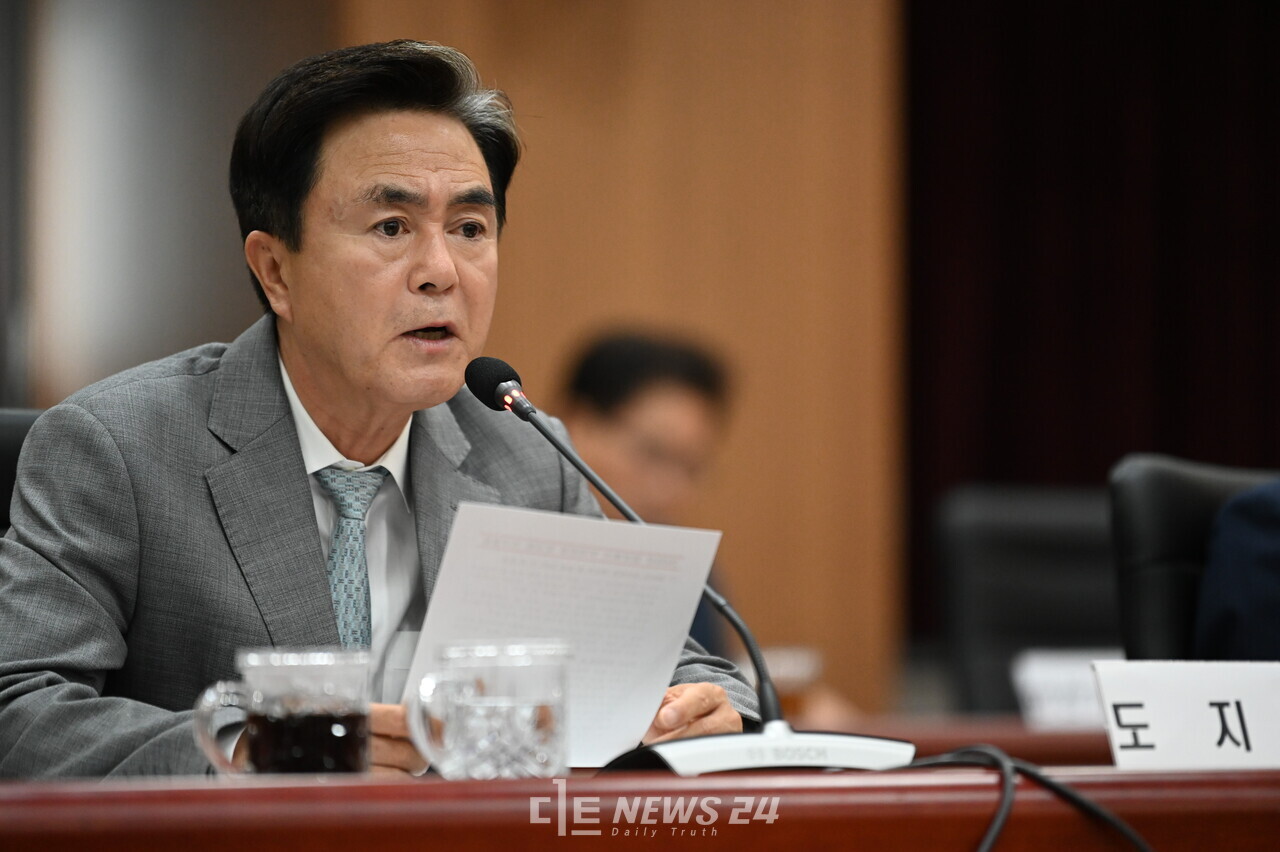 김태흠 충남지사가 24일 오후 도청 대회의실에서 내년도 정부예산 부처반영 보고회를 열고 당초 목표액인 11조 원 반영을 위한 철저한 대응을 주문했다. 김다소미 기자. 