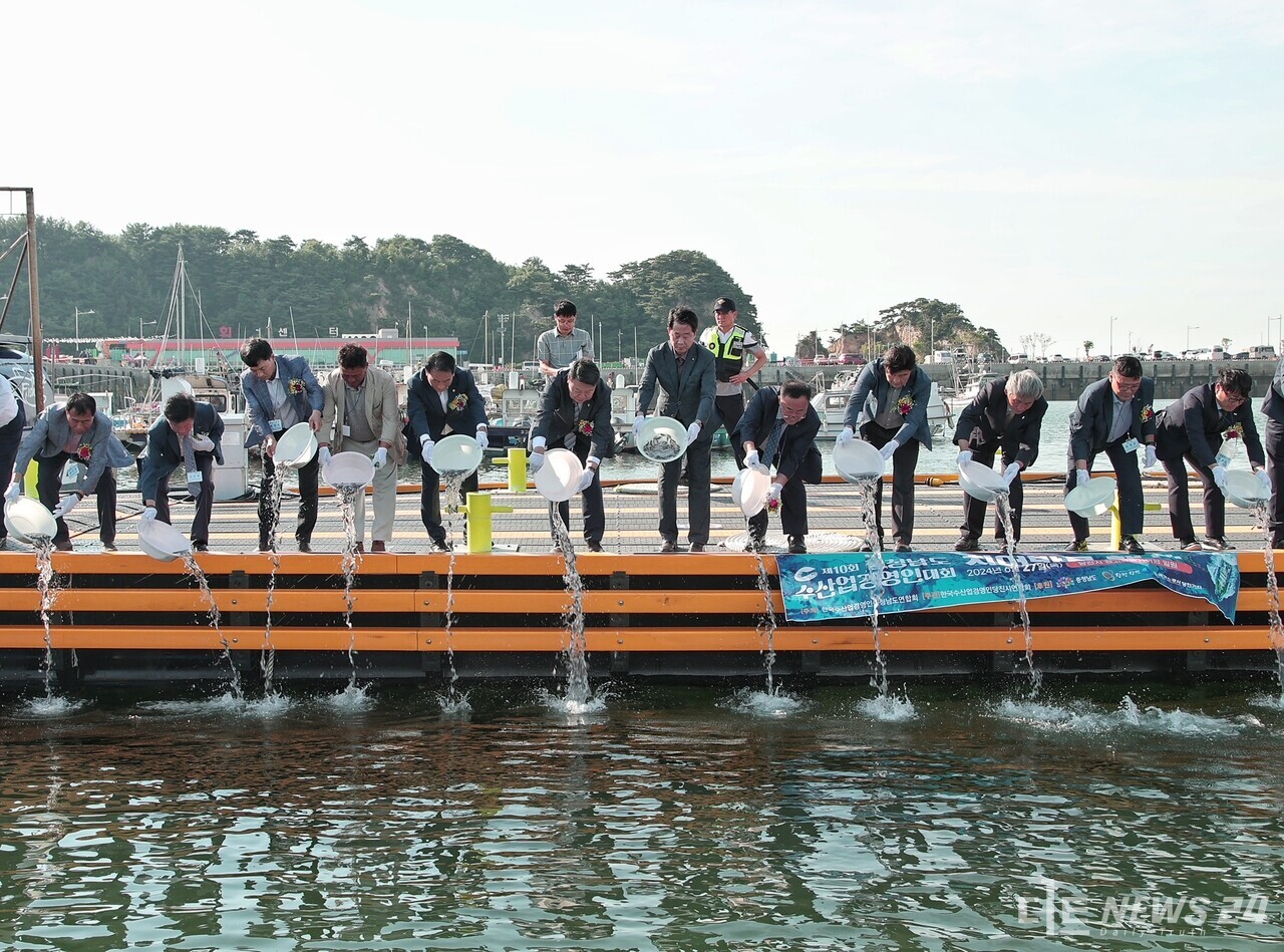 27일 국가어항인 장고항에서 열린 ‘제10회 충청남도 수산업경영인 대회’환영사에서 참석자들이 조피볼락을 방류하고 있다.  사진=당진시