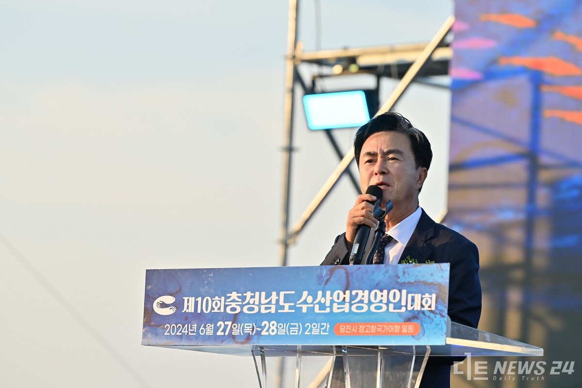 행사에 참석한 김태흠 충남지사는 "충남 수산인은 1만 3000명으로 전국에서 3번째로 많고, 귀어인 전국 1위로 높은 성장잠재력을 가지고 있다”며 “민선8기 힘쎈충남은 수산업과 어촌에 활력을 불어 넣기 위해 수산업 투자를 강화할 것”이라고 약속했다.