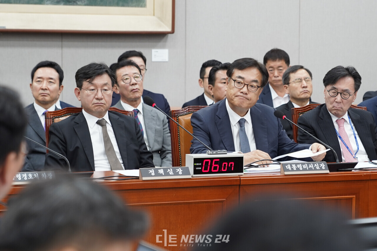 대통령실이 김건희 여사 디올백 보관 위치 질문에 침묵했다. 정진석 비서실장을 비롯해 핵심 참모 모두 보관 특정 위치를 답변하지 못했다. ⓒ황재돈 기자. 